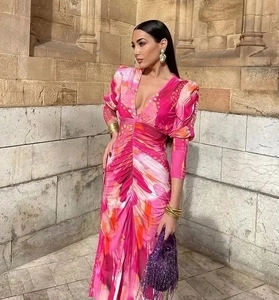 Détail d'une robe rose à fleurs avec décolleté plongeant et taille froncée élégante