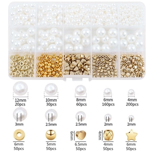 Détail macro de perles blanches et perles d'espacement CCB dorées avec tailles et quantités