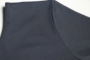 Détail de couture double sur robe en maille gris foncé avec col asymétrique