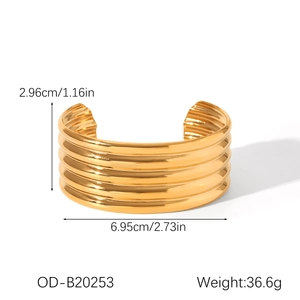 Detailed dimension guide for the gold multi-layer wide cuff bracelet in stainless steel