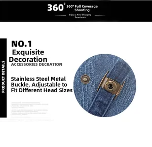 Dettaglio della fibbia in bronzo antico e del tessuto denim sulla coppola