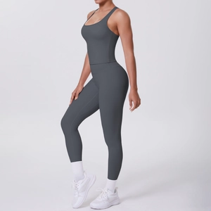 Vue latérale du haut de yoga sans couture gris foncé et legging de sport taille haute