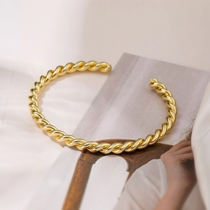 Bracciale rigido aperto a corda intrecciata placcato oro su seta di lusso
