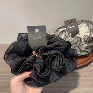Lot de chouchous en dentelle noir et beige crème au style vintage avec bordure ruban