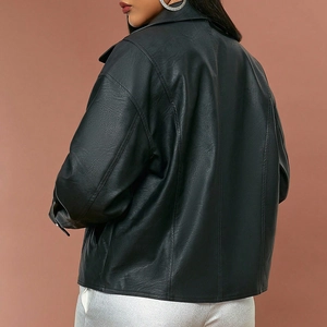 Dettaglio del retro della giacca in pelle PU nera con texture liscia e cuciture rifinite