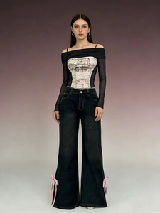 Set streetwear da donna con top a spalle scoperte e jeans larghi con fiocchi rosa