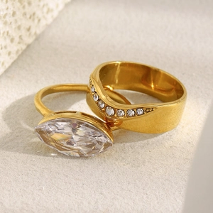 Macro de bagues plaquées or 18K avec cristal taille marquise et pavé de zircons