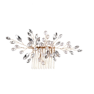 Dettaglio del pettine da sposa fatto a mano con perle e foglie in filo metallico d'oro