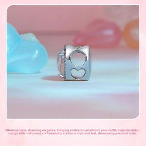 Vista macro de charm de plata S925 con orejas de gato, corazones huecos y circonitas