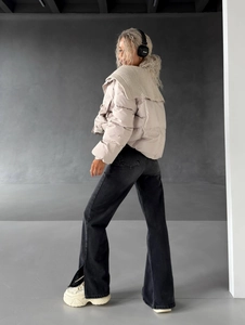 Jean évasé vintage avec ourlet fendu et doudoune beige courte à col en tricot chic