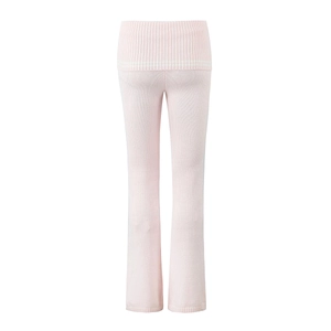 Detailansicht der rosa Strick-Schlaghose mit hoher Taille und weicher Rippenstruktur