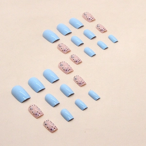 Faux ongles carrés moyens bleu clair et rose poudré avec motifs floraux, lot de 24