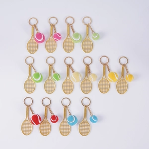 Vue détaillée de porte-clés mini raquettes de tennis en plusieurs coloris