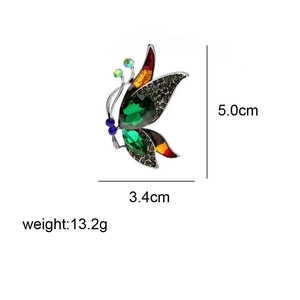 Vue détaillée de la broche papillon en vert et gris avec dimensions de 5,0 cm x 3,4 cm