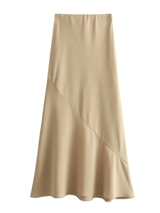 Détail d'une jupe midi élégante en satin champagne montrant la texture soyeuse