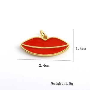 Dettaglio del ciondolo labbra in smalto rosso placcato oro con dimensioni 1,4 x 2,4 cm