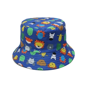 Détail d'un chapeau bob en coton bleu roi avec imprimés d'animaux de dessin animé colorés