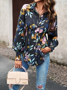 Chemisier femme à manches longues avec imprimé floral sur fond noir et manches bouffantes