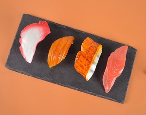 Vue détaillée de quatre modèles de sushi en résine réalistes avec saumon et oursin