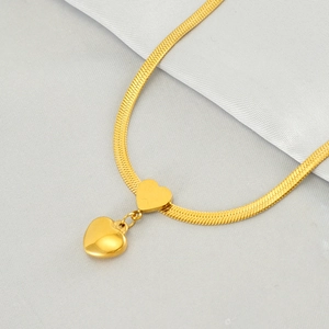 Collier maille serpent dorée avec pendentif double cœur sur fond de soie douce