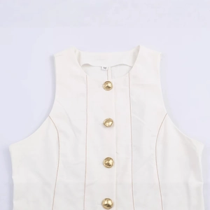 Haut court blanc sans manches avec boutons dorés et détails de coutures contrastées
