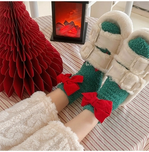 Chaussettes de Noël vertes à nœuds rouges et pantoufles en fausse fourrure blanche festive