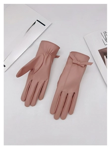 Dettaglio guanti in pelle PU rosa con elegante fiocco decorativo sul polsino