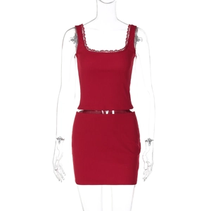Détail de l'ensemble haut court et mini-jupe rouge avec dentelle fine sur l'encolure