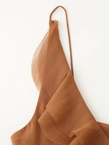 Détail de tissu plissé marron avec une superposition asymétrique élégante et drapée