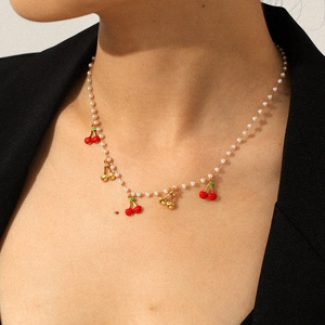 Collier de perles de style français avec pendentifs cerises rouges et dorés sur chaîne