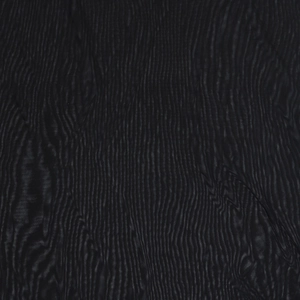 Détail macro du tissu en maille noire montrant la texture verticale de la robe