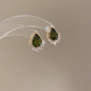 Detail von 18k vergoldeten Ohrringen mit grünem Zirkonstein in Tropfenform