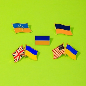 Détail d'un lot de 5 épinglettes émaillées drapeau ukrainien avec badges croisés