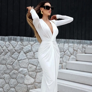 Détail d'une robe blanche à décolleté en V plongeant avec nœud à la taille et fronces