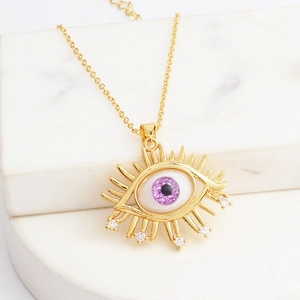 Goldene Halskette mit Evil Eye Anhänger, lila Iris und Zirkonia auf Marmorsockel