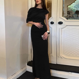 Vue détaillée de la robe noire à une épaule, froncée avec une fente asymétrique chic