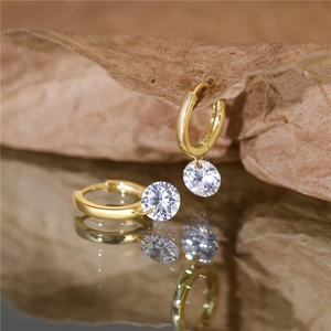 Eleganti orecchini a cerchio in argento S925 dorato con pietre di zirconia rotonde