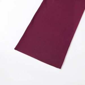 Robe en tricot côtelé bordeaux avec col rond et détails métalliques en gros plan