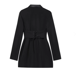 Dettaglio dell'allacciatura posteriore di un abito blazer nero sfiancato da donna