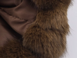 Dettaglio della texture in ecopelliccia marrone e fodera interna di una giacca invernale