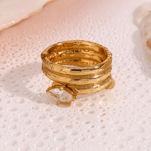 Détail d'une bague multicouche plaquée or 18 carats avec zircon marquise et texture ondulée