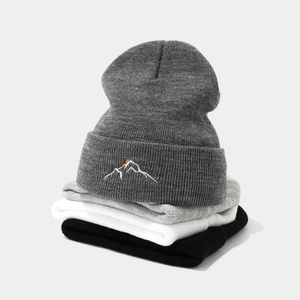 Bonnets en maille avec broderie de montagne en gris noir et blanc pour l'hiver