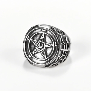 Bague vintage en acier inoxydable pour homme avec pentacle gothique sur fond blanc