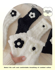 Detailaufnahme der flauschigen Korallenvlies-Thermosocken mit 3D-Strickblumen-Applikationen