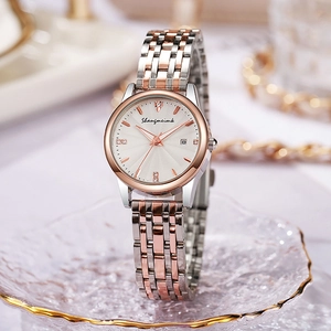 Détail macro d'une montre à quartz de luxe avec diamants et bracelet en acier