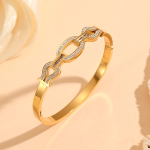 Détails d'un bracelet doré orné de zircons avec un design géométrique à maillons modernes