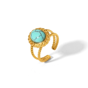 Dettaglio anello a corda placcato oro 18K con pietra turchese tonda naturale intarsiata