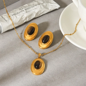 Vista detallada del conjunto de collar y pendientes vintage con piedra ojo de tigre