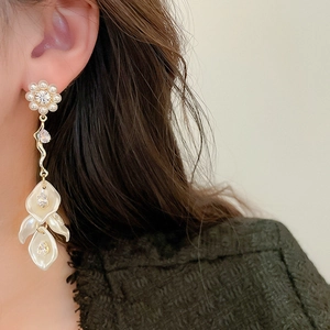 Elegant long tassel earrings featuring pearls and white calla lily petals with gold accents