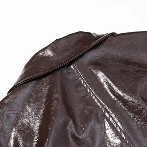 Detail von Revers und Schulter an dunkelbrauner PU-Lederjacke mit feinen Nähten